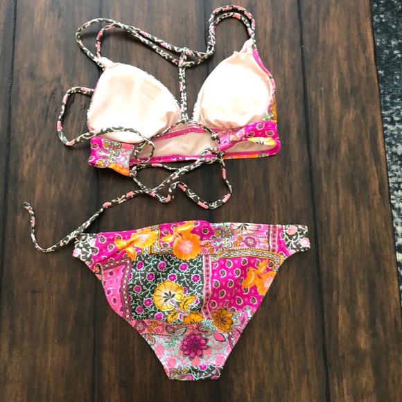 Bikini - Picture 2 of 2